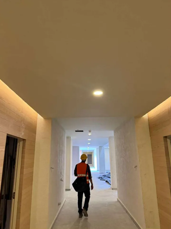 Supervisión de obra de Grupo DCA en pasillo de hotel